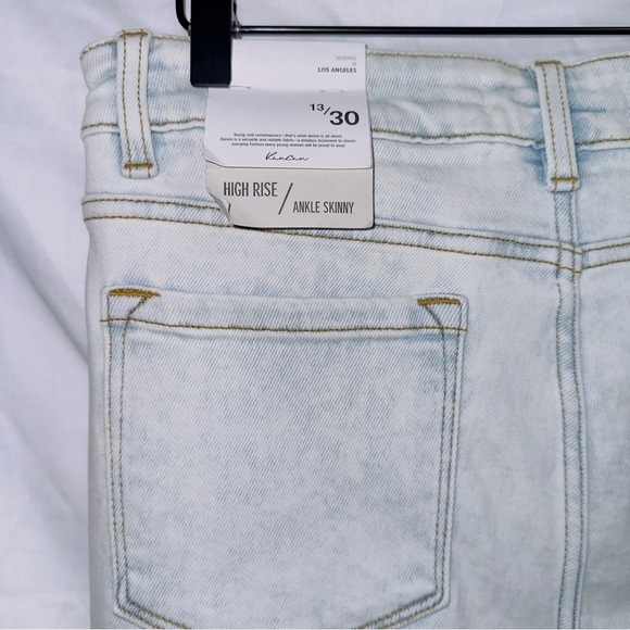 Kancan NWT Light Wash Denim High Rise Frayed Hem Ankle Length Skinny Jeans 13/30 - Picture 5 of 7